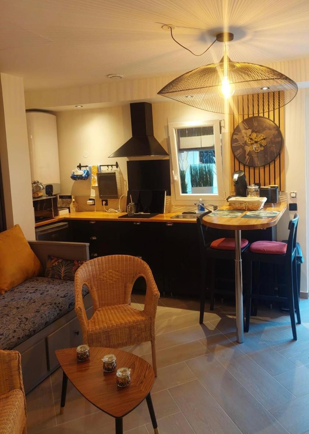 Paris-Julesverne-Bienvenue-Terrasse-Netflix Пантен Екстериор снимка