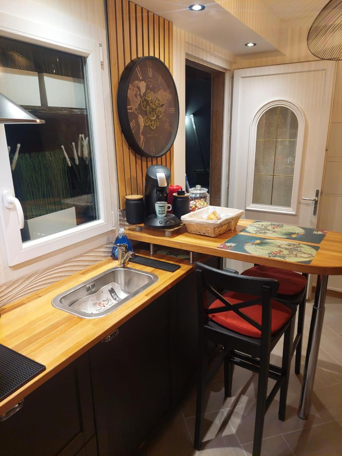 Paris-Julesverne-Bienvenue-Terrasse-Netflix Пантен Екстериор снимка